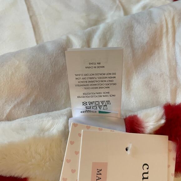 NEW Cupcakes & Cashmere LIPS Faux Fur Throw Blanket 50x70 Red & White Valentine - Picture 16 of 16
